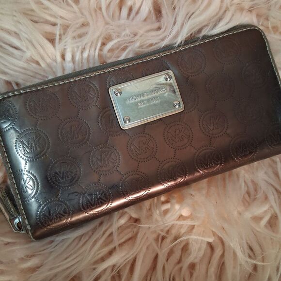 Michael Kors Metallic Wallet - Picture 1 of 16